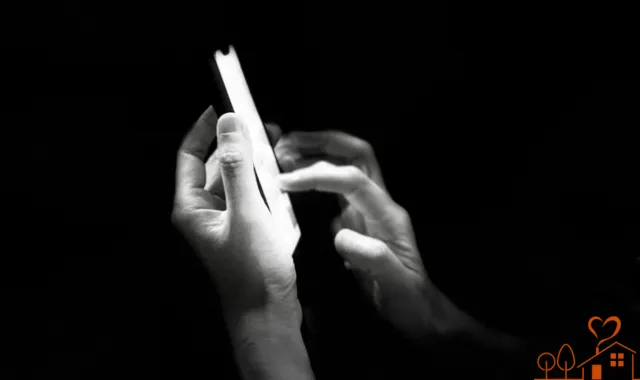 暗闇でスマホ操作をする