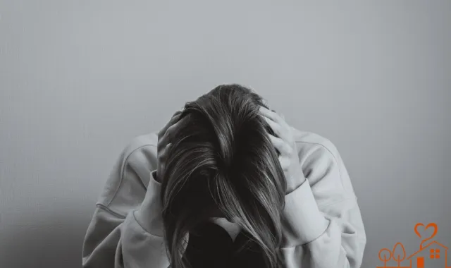 頭を抱える女性