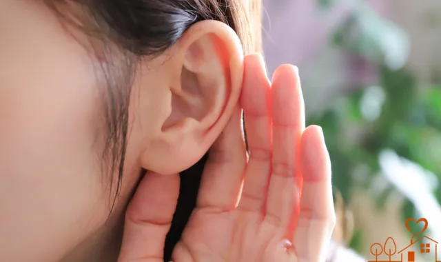 耳を澄ます女性