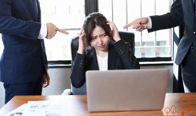 度を越えた叱責をされる女性社員