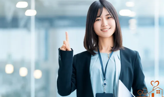 女性がポイントを示している