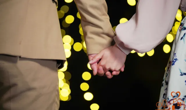 手をつなぐ男女