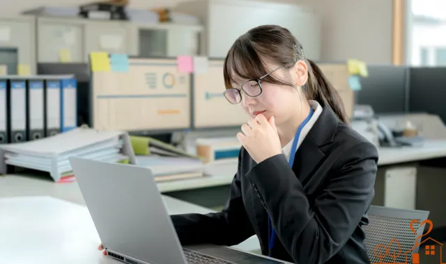 PCを前にうなだれる女性