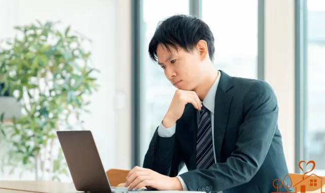 パソコンを前に悩んでいる人