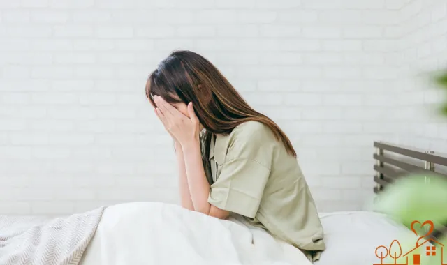 ベッドで落ち込む女性