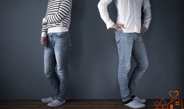 距離をとる男女