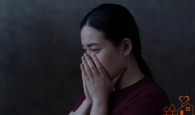 口元に手をあてる女性