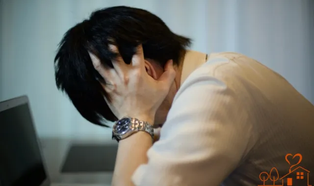 頭を抱える男性