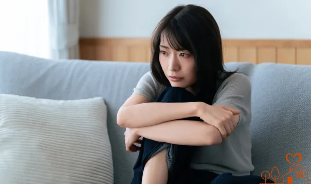 悩む女性