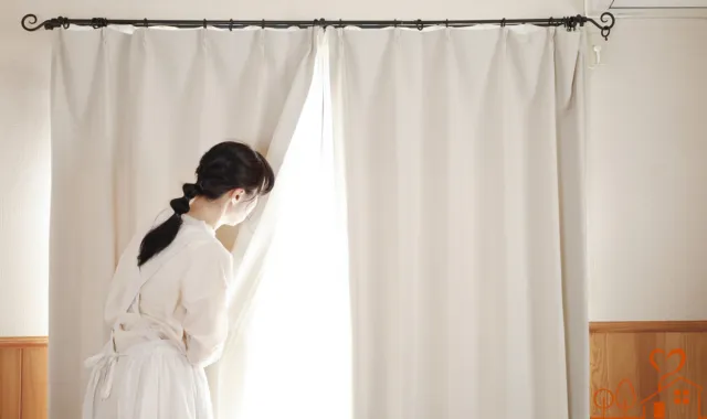 心配で外をのぞく人