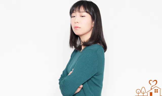 意地悪な表情をする女性