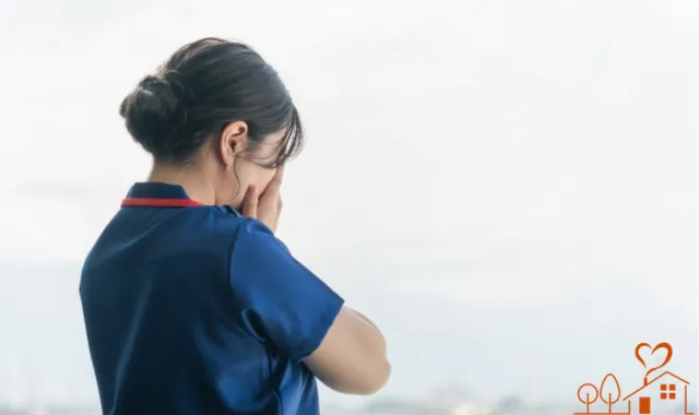 顔を覆う医療従事者