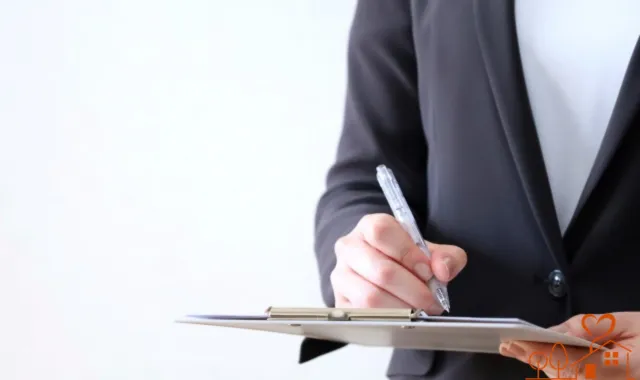 メモを取る女性