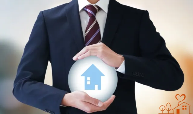 家を守る背広の男性