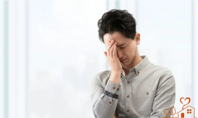 頭を抱える男性