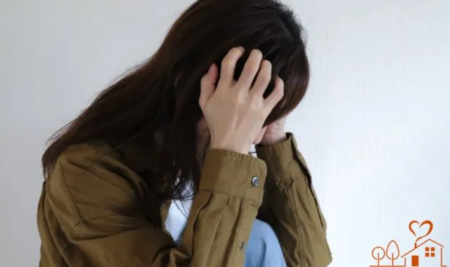 頭を抱える女性