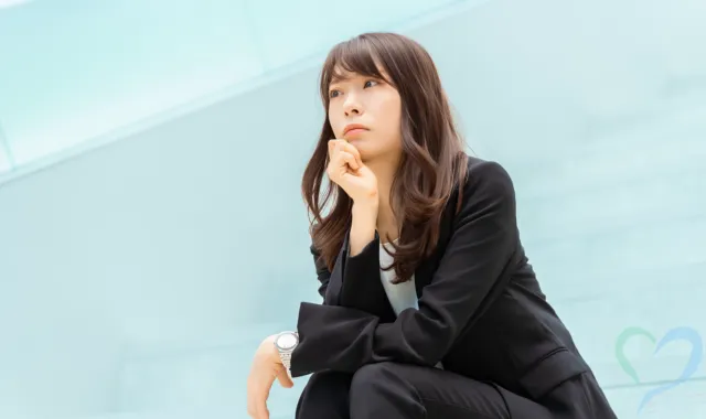 遠くを見て悩む女性