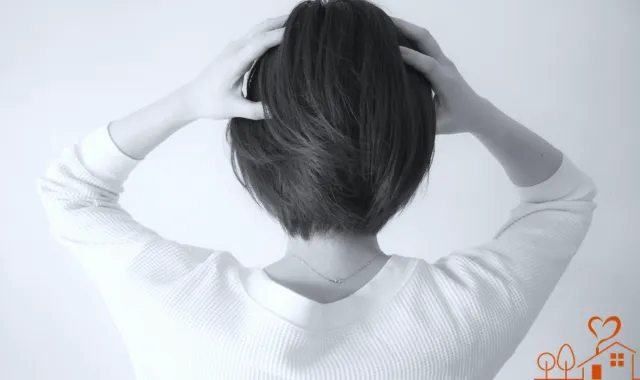 頭を抱える女性