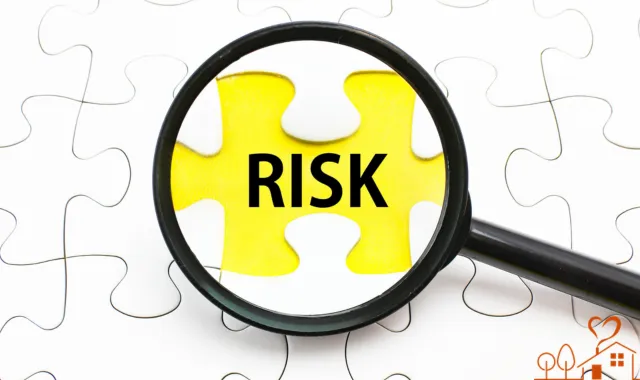 RiISKの文字と虫眼鏡