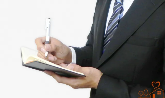 メモを取るスーツの男性