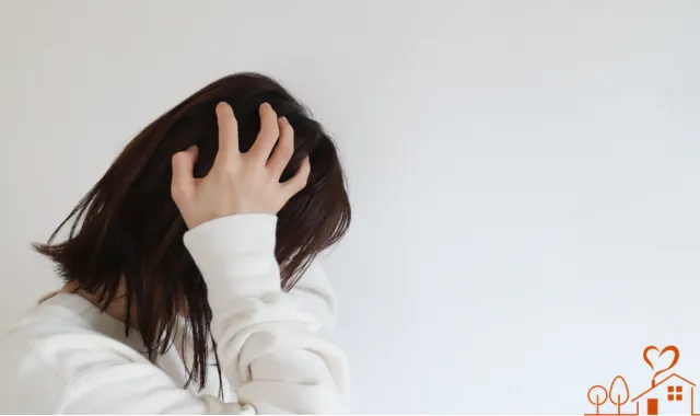 頭を抱える女性